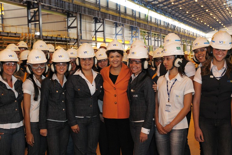 Presidenta Dilma Rousseff posa para foto com trabalhadoras durante inauguração do complexo siderúrgico da Vallourec & Sumitomo Tubos do Brasil ( VSB). (Jeceaba-MG,01/09/2011)