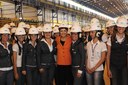Presidenta Dilma Rousseff posa para foto com trabalhadoras durante inauguração do complexo siderúrgico da Vallourec & Sumitomo Tubos do Brasil ( VSB). (Jeceaba-MG,01/09/2011)