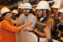 Presidenta Dilma Rousseff, cumprimenta trabalhadores do complexo siderúrgico da Vallourec & Sumitomo Tubos do Brasil. (Jeceaba-MG, 01/09/2011)
