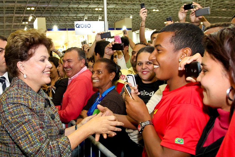 Presidenta Dilma Rousseff cumprimenta populares durante a abertura da XV Bienal Internacional do Livro do Rio de Janeiro - 2011. (Rio de Janeiro-RJ, 01/09/2011)