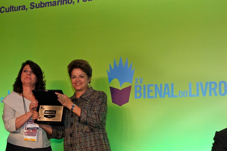Presidenta Dilma Rousseff recebe da Presidenta do Sindicato Nacional do Editores de Livros, Sônia Machado Jardim, placa alusiva a XV Bienal Internacional do Livro durante Cerimônia de Inauguração da XV Bienal Internacional do livro do Rio de Janeiro - 2011. (Rio de Janeiro-RJ, 01/09/2011)