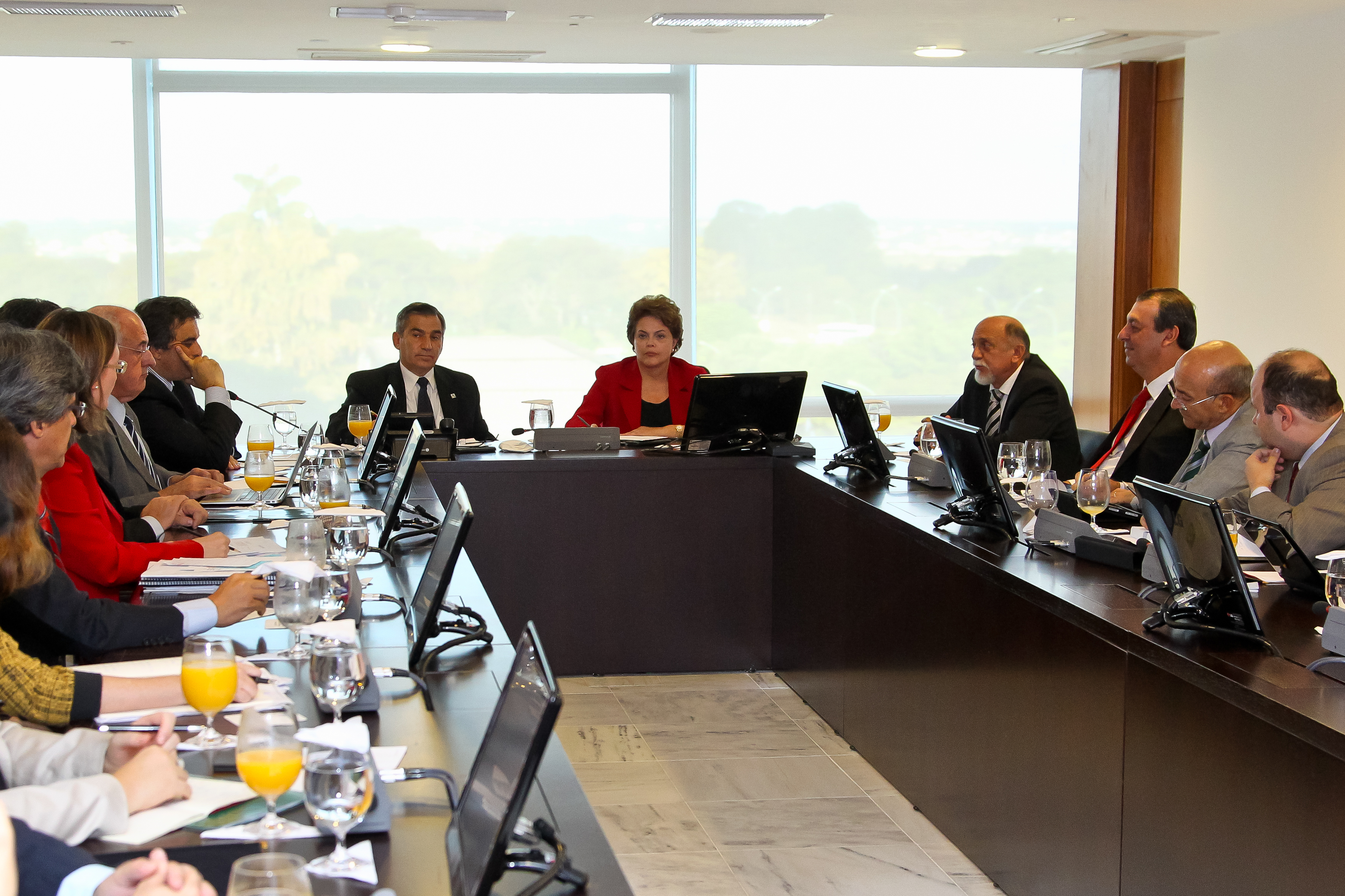 Presidenta Dilma Rousseff, acompanhada de ministros, recebe governadores dos estados do Amazonas, Pará e Rondônia no Palácio do Planalto. Brasília-DF 02/06/2011