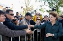 Presidenta Dilma Rousseff cumprimenta populares durante visita à 34ª Expointer. (Esteio - RS, 02/09/2011)
