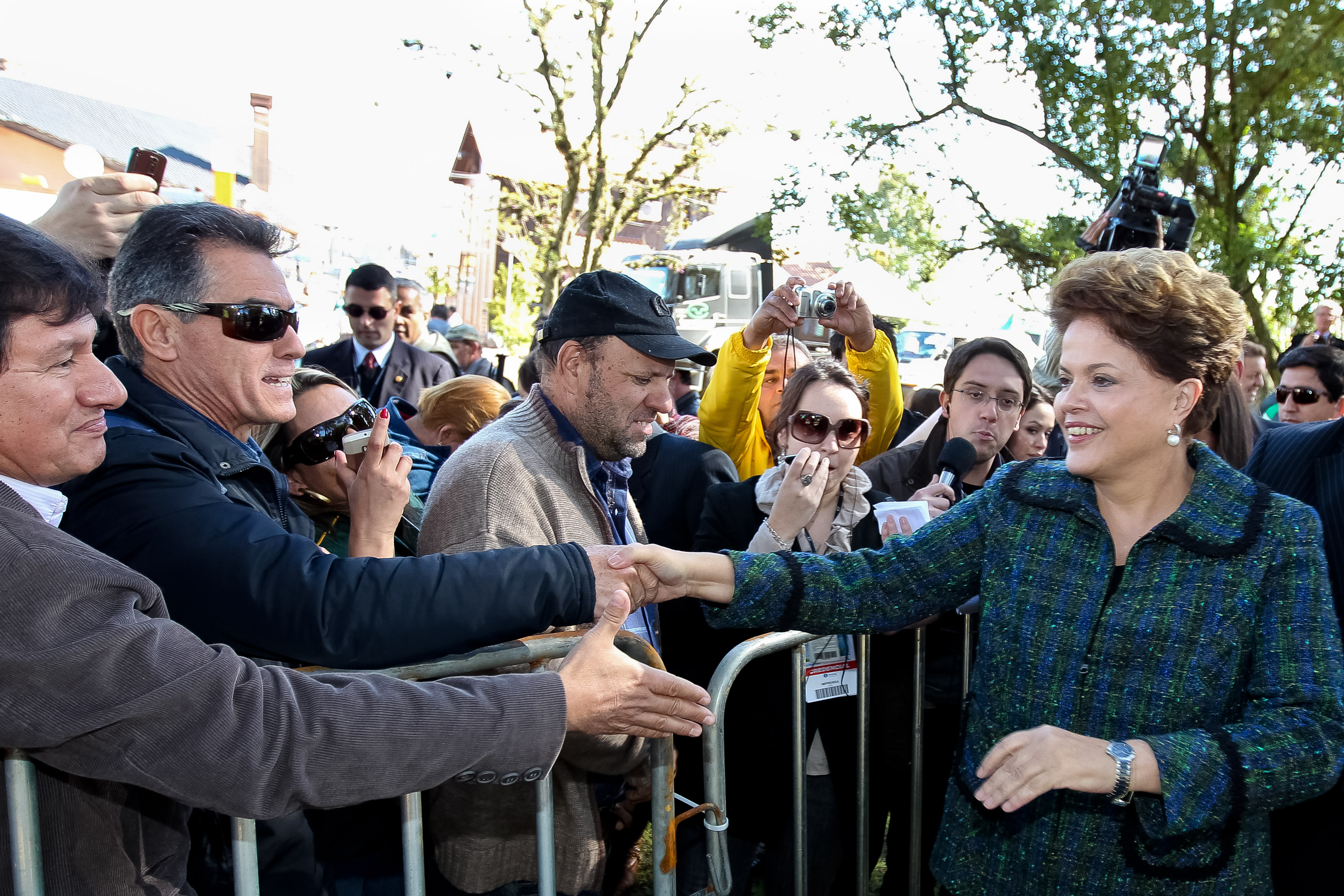 Presidenta Dilma Rousseff cumprimenta populares durante visita à 34ª Expointer. (Esteio - RS, 02/09/2011)