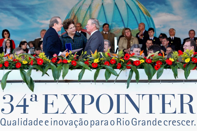 Presidenta Dilma Rousseff e o Governador Tarso Genro entregam medalha Assis Brasil para Fábio Gomes durante visita à 34ª Expointer. (Esteio - RS, 02/09/2011)