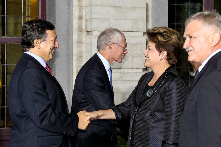 Presidenta Dilma Rousseff cumprimenta  Presidente da Comissão Européia, Senhor José Manuel Durão Barroso no Castelo de Val Duchesse. Bruxelas - BEL, 03/10/2011
