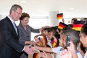 Presidenta Dilma Rousseff e o presidente da Alemanha, Christian Wulff, cumprimentam crianças na cerimônia oficial de chegada ao Brasil. Brasília-DF, 05/05/2011