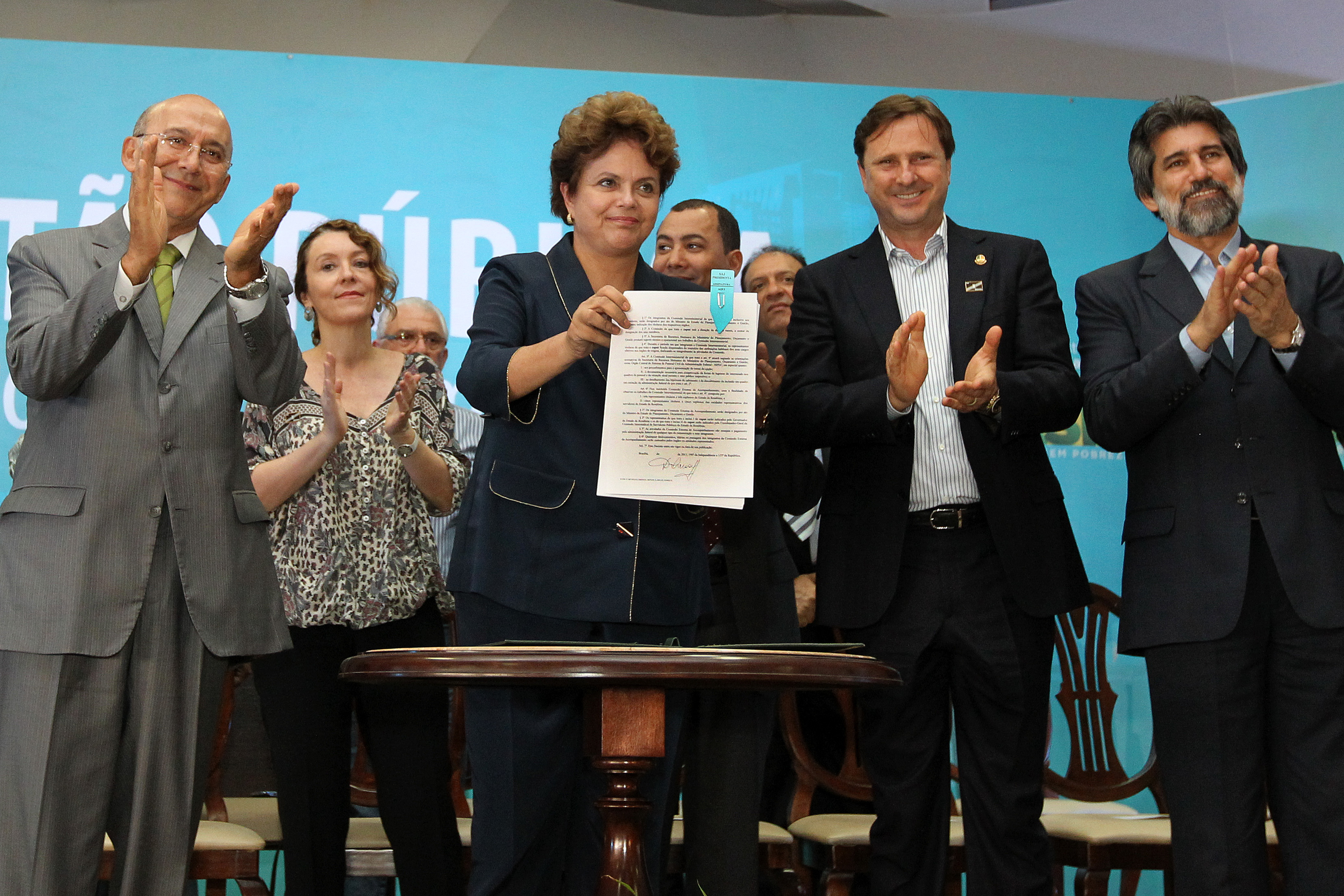 Presidenta Dilma Rousseff assina decreto que regulamenta a transferência de servidores civis e militares do estado de Rondônia para a administração federal. Porto Velho-RO, 05/07/2011