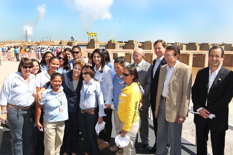 Presidenta Dilma Rousseff posa para foto com trabalhadores da Usina Hidrelétrica Santo Antônio. Porto Velho-RO, 05/07/2011