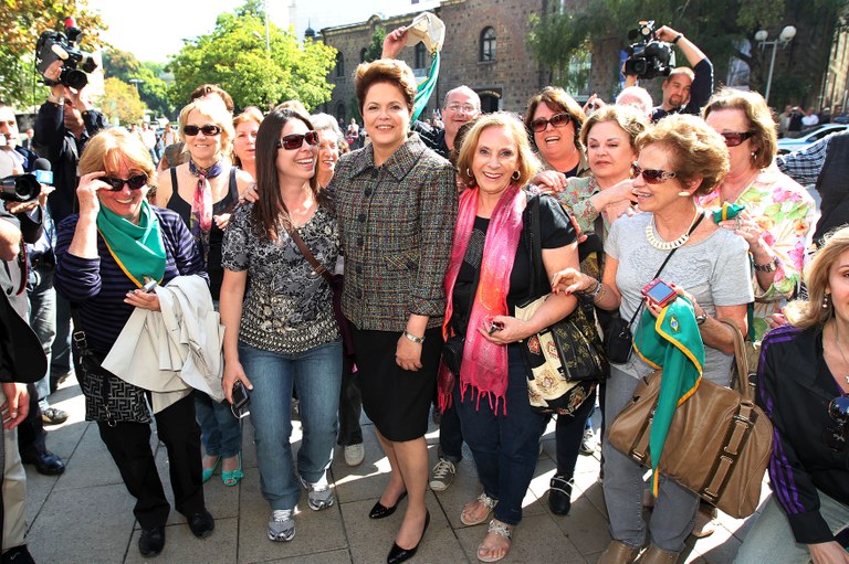  Presidenta Dilma Rousseff posa para foto com Brasileiros na Bulgária. Sófia-BG, 05/10/2011