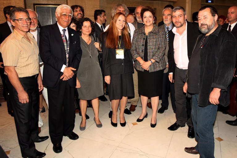 Presidenta Dilma Roussef ao lado do cartunista Ziraldo, posa para foto com cartunistas Búlgaros. Sófia-BG, 05/10/2011