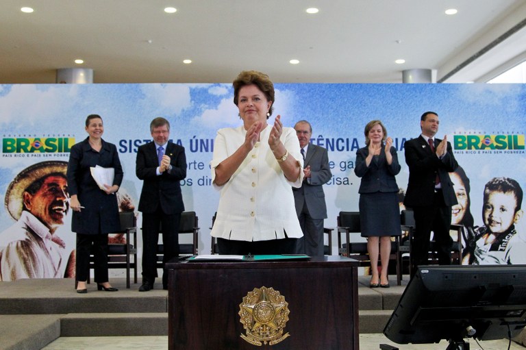  Presidenta Dilma Rousseff sanciona projeto de lei que institui o Sistema Único de Assistência Social. Brasília-DF, 06/07/2011