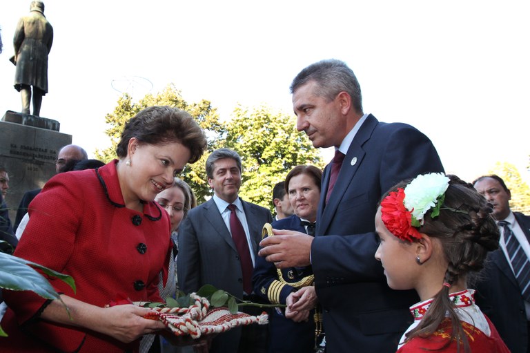 Presidenta Dilma Rousseff é recebida à porta do Colégio Vassil Aprilov, pelo Governador de Gabravo o Sr. Marian Kostadinov. Gabrovo-BG, 06/10/2011