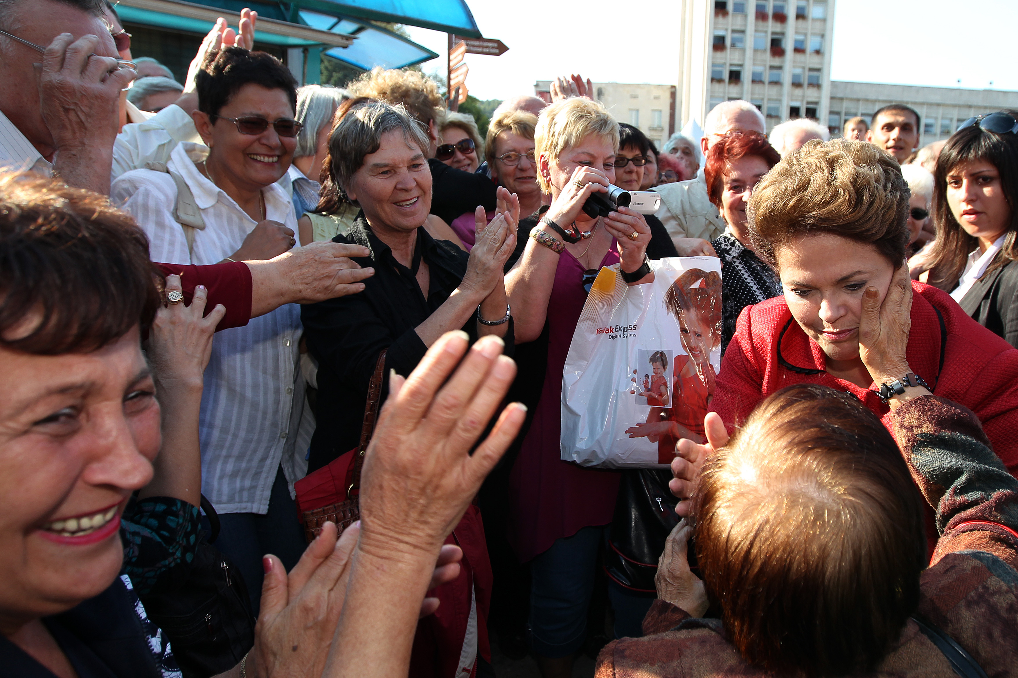 Presidenta Dilma Rousseff cumprimenta populares durante visita ao Colégio Vassil Aprilov. Gabrovo-BG, 06/10/2011
