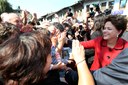 Presidenta Dilma Rousseff cumprimenta populares, durante chegada a Cidade de Veliko Tarnovo. Veliko Tarnovo-BG, 06/10/2011 