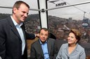 Presidenta Dilma Rousseff, o governador Sérgio Cabral e o prefeito Eduardo Paes durante visita à estação de teleférico do Morro do Alemão. Rio de Janeiro-RJ, 07/07/2011