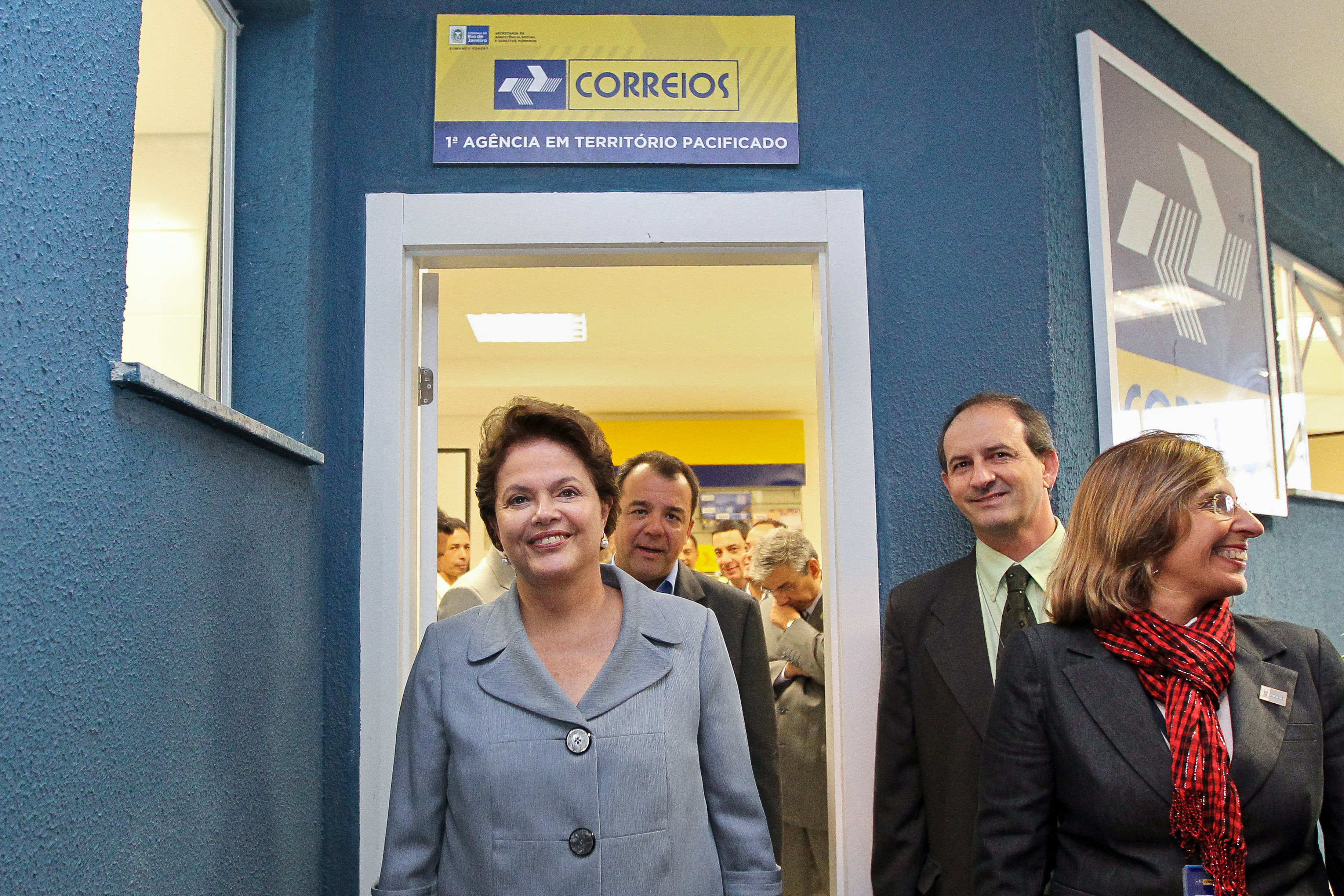 Presidenta Dilma Rousseff visita a agência dos Correios na estação de teleférico do Complexo do Alemão. Rio de Janeiro-RJ, 07/07/2011