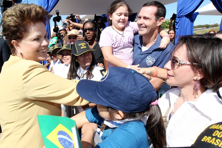Presidenta Dilma Rousseff participa da cerimônia de substituição da Bandeira Nacional na praça dos Três Poderes,  em comemoração a Semana da Pátria. Brasília-DF, 04/09/2011
