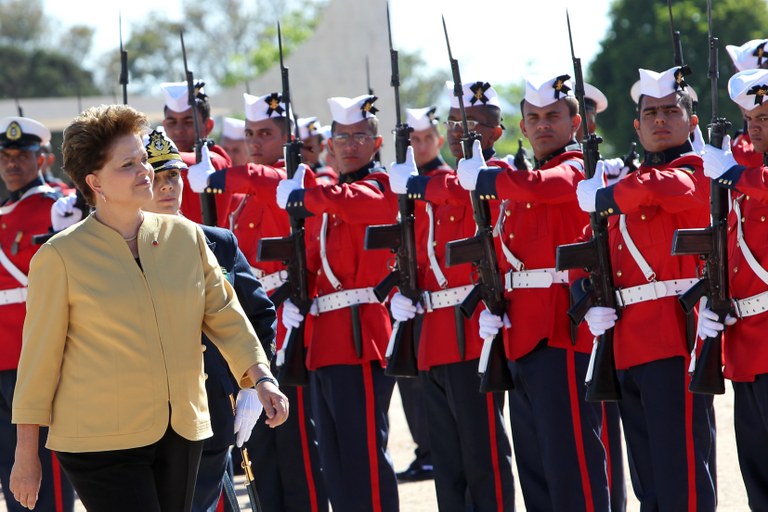 Presidenta Dilma Rousseff participa da cerimônia de substituição da Bandeira Nacional na praça dos Três Poderes,  em comemoração a Semana da Pátria. Brasília-DF, 04/09/2011 