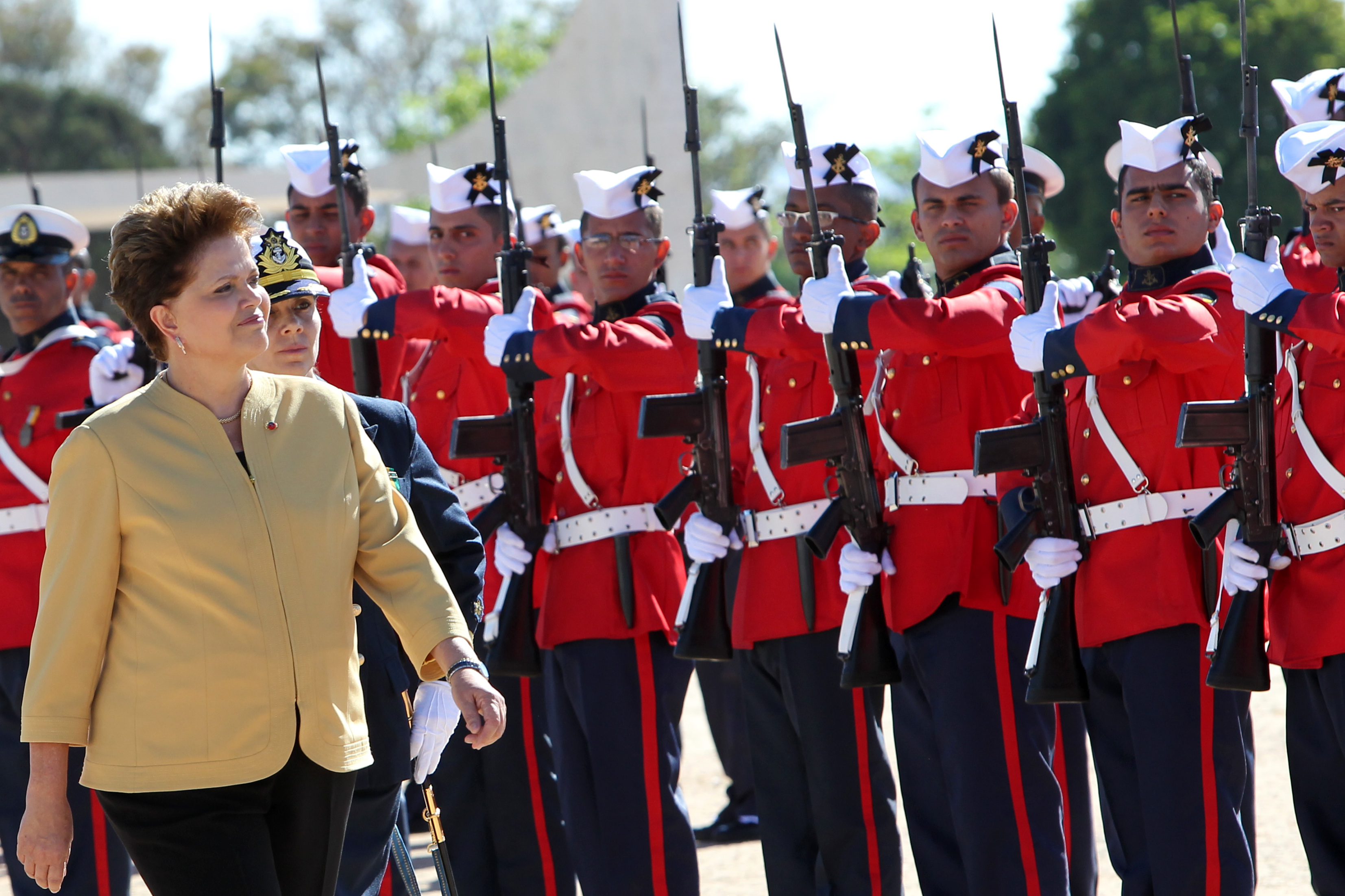 Presidenta Dilma Rousseff participa da cerimônia de substituição da Bandeira Nacional na praça dos Três Poderes,  em comemoração a Semana da Pátria. Brasília-DF, 04/09/2011 