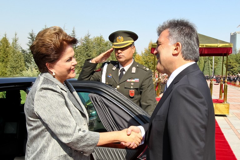  Presidenta Dilma Rousseff cumprimenta o Presidente da Turquia Abdullah Gül durante Cerimônia Oficial de Chegada no Palácio Presidencial de Çankaya. Ancara - TUR, 07/10/2011