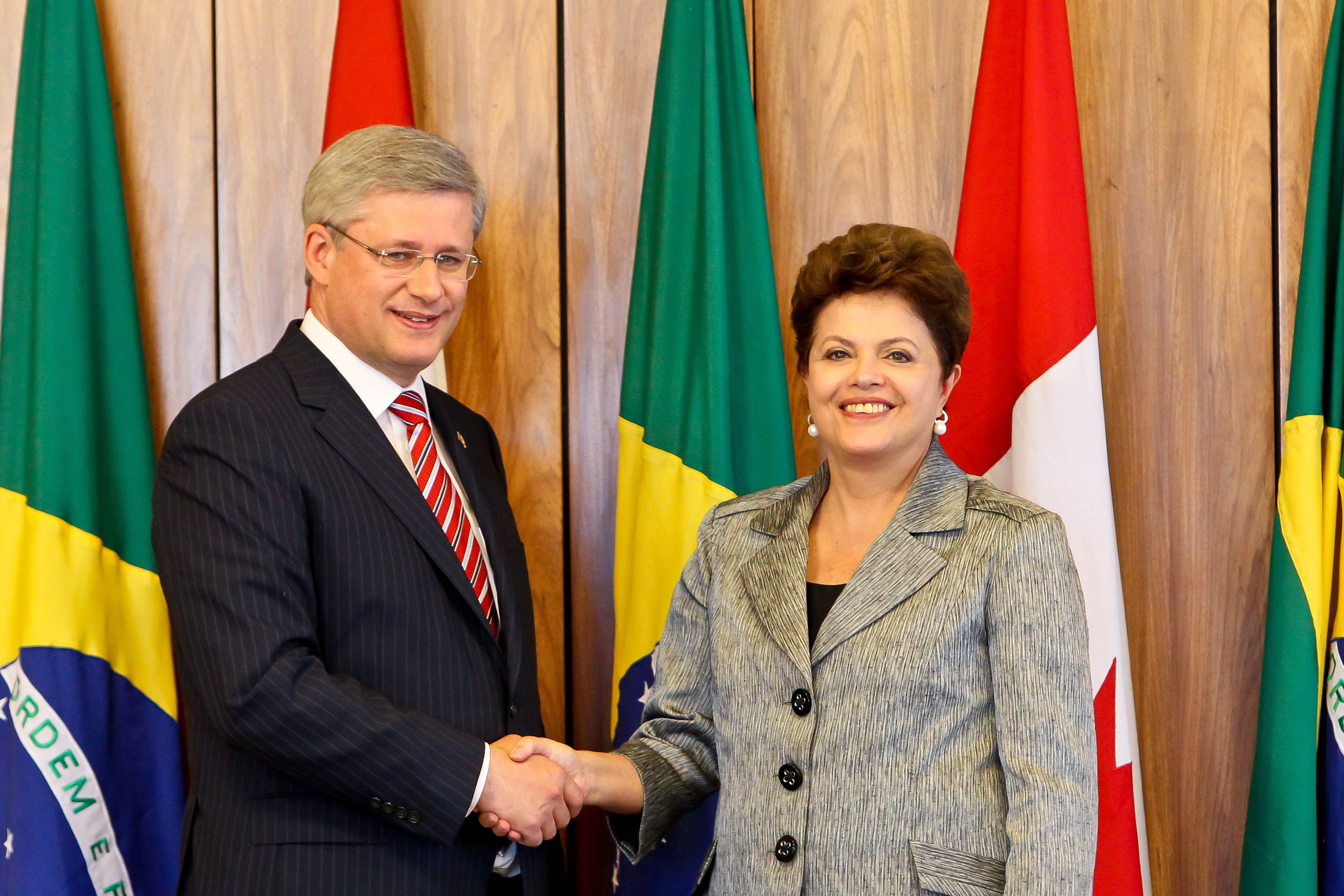 Presidenta Dilma Rousseff cumprimenta o primeiro-ministro do Canadá, Stephen Harper, após cerimônia de assinatura de atos e declaração à imprensa. Brasília-DF, 08/08/2011 