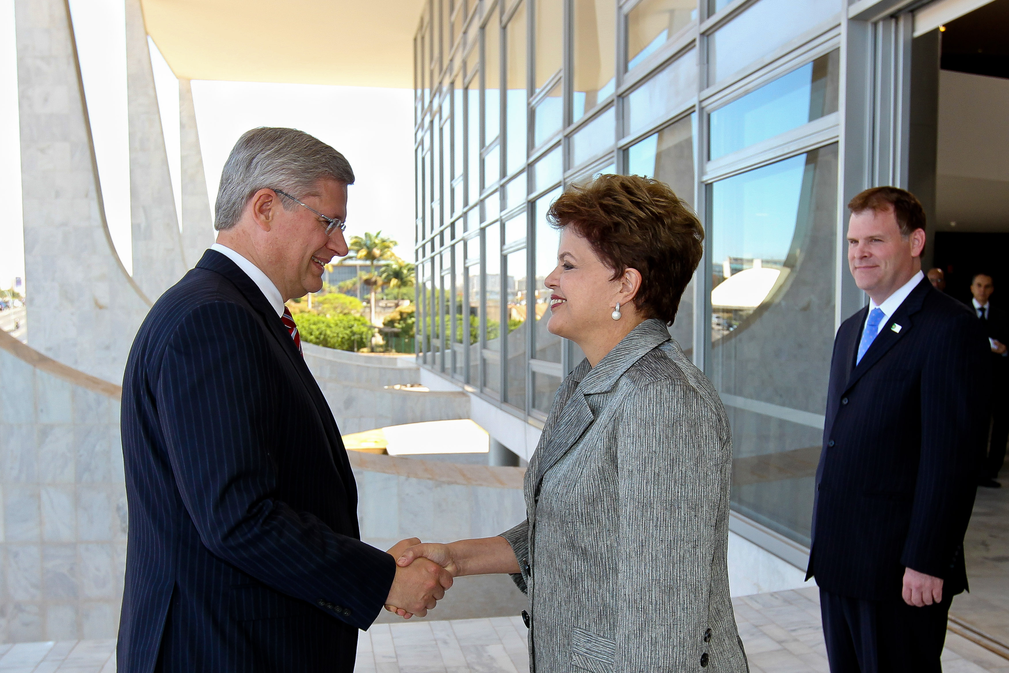 Presidenta Dilma Rousseff cumprimenta o primeiro-ministro do Canadá, Stephen Harper, na cerimônia oficial de chegada ao Brasil. Brasília-DF, 08/08/2011 