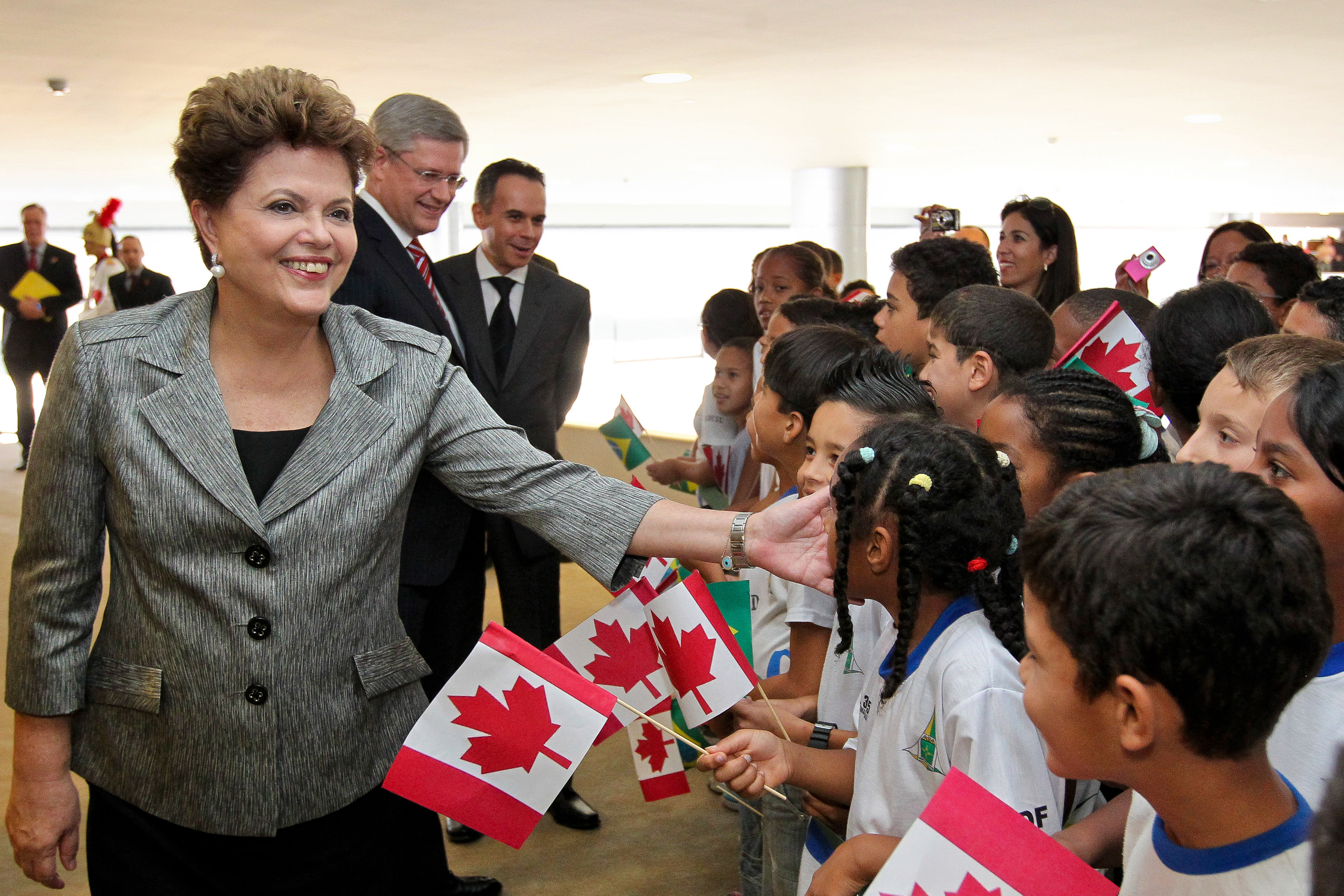 Presidenta Dilma Rousseff e o primeiro-ministro do Canadá, Stephen Harper, cumprimentam crianças durante cerimônia oficial de chegada ao Brasil. Brasília-DF, 08/08/2011 