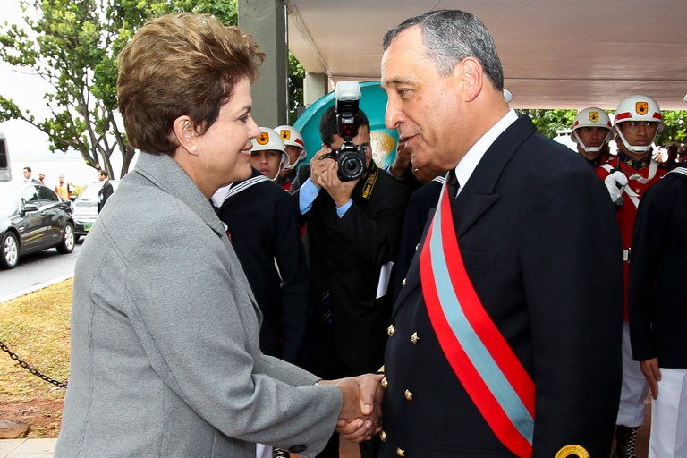 Presidenta Dilma Rousseff cumprimenta o comandante da Marinha, Almirante de Esquadra Júlio Soares de Moura Neto, após cerimônia de comemoração do 146º aniversário da Batalha Naval do Riachuelo. Brasília-DF, 10/06/2011 Presidenta Dilma Rousseff cumprimenta o comandante da Marinha, Almirante de Esquadra Júlio Soares de Moura Neto, após cerimônia de comemoração do 146º aniversário da Batalha Naval do Riachuelo. Brasília-DF, 10/06/2011
