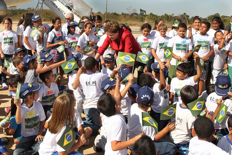 Presidenta Dilma Rousseff cumprimenta crianças participantes do projeto Segundo Tempo – Forças no Esporte, na Base Aérea de Brasília. Brasília-DF, 10/08/2011