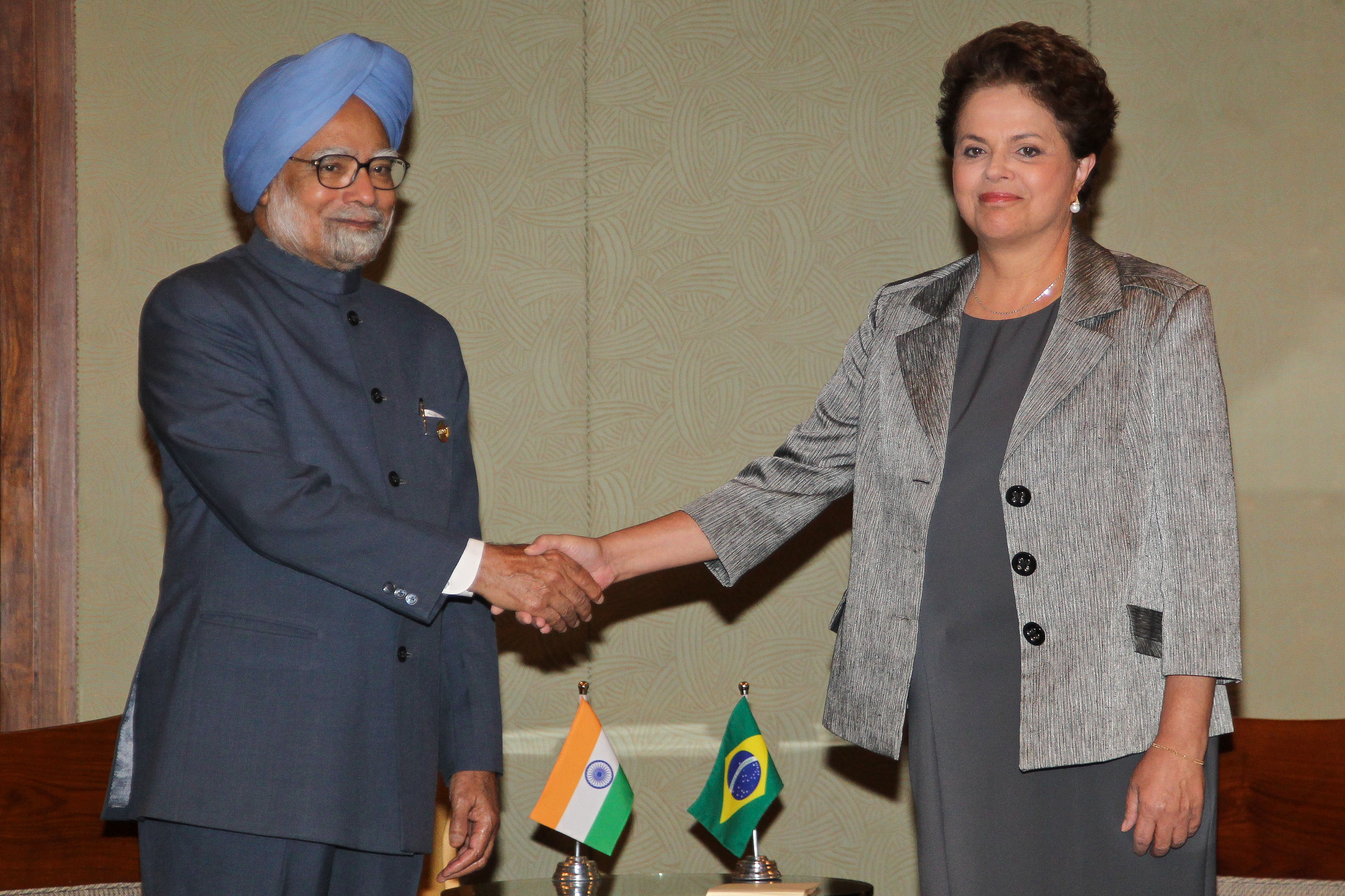 Presidenta Dilma Rousseff cumprimenta o primeiro-ministro da Índia, Manmohan Singh, durante a 3ª Cúpula dos BRICS. Sanya-China, 14/04/2011 
