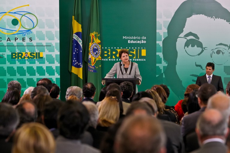 Presidenta Dilma Rousseff discursa na cerimônia de entrega do Prêmio Anísio Teixeira, por ocasião do 60º aniversário da Coordenação de Aperfeiçoamento de Pessoal de Nível Superior. Brasília-DF, 11/07/2011