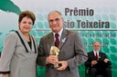 Presidenta Dilma Rousseff entrega o Prêmio Anísio Teixeira ao professor Fernando Galembeck, por ocasião do 60º aniversário da Coordenação de Aperfeiçoamento de Pessoal de Nível Superior. Brasília-DF, 11/07/2011