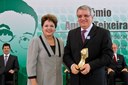 Presidenta Dilma Rousseff entrega o Prêmio Anísio Teixeira ao professor João Fernando Gomes de Oliveira, por ocasião do 60º aniversário da Coordenação de Aperfeiçoamento de Pessoal de Nível Superior. Brasília-DF, 11/07/2011