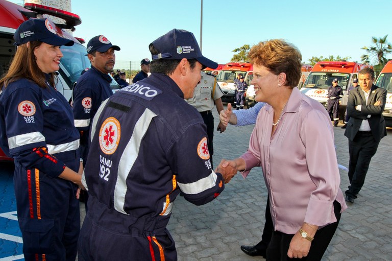   Presidenta Dilma Rousseff cumprimenta a equipe de atendimento do Samu de Pacajus. Pacajus-CE, 11/08/2011 