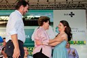  Presidenta Dilma Rousseff cumprimenta a jovem Isabelle Meneses durante cerimônia de inauguração da Policlínica Regional de Pacajus. Pacajus-CE, 11/08/2011 