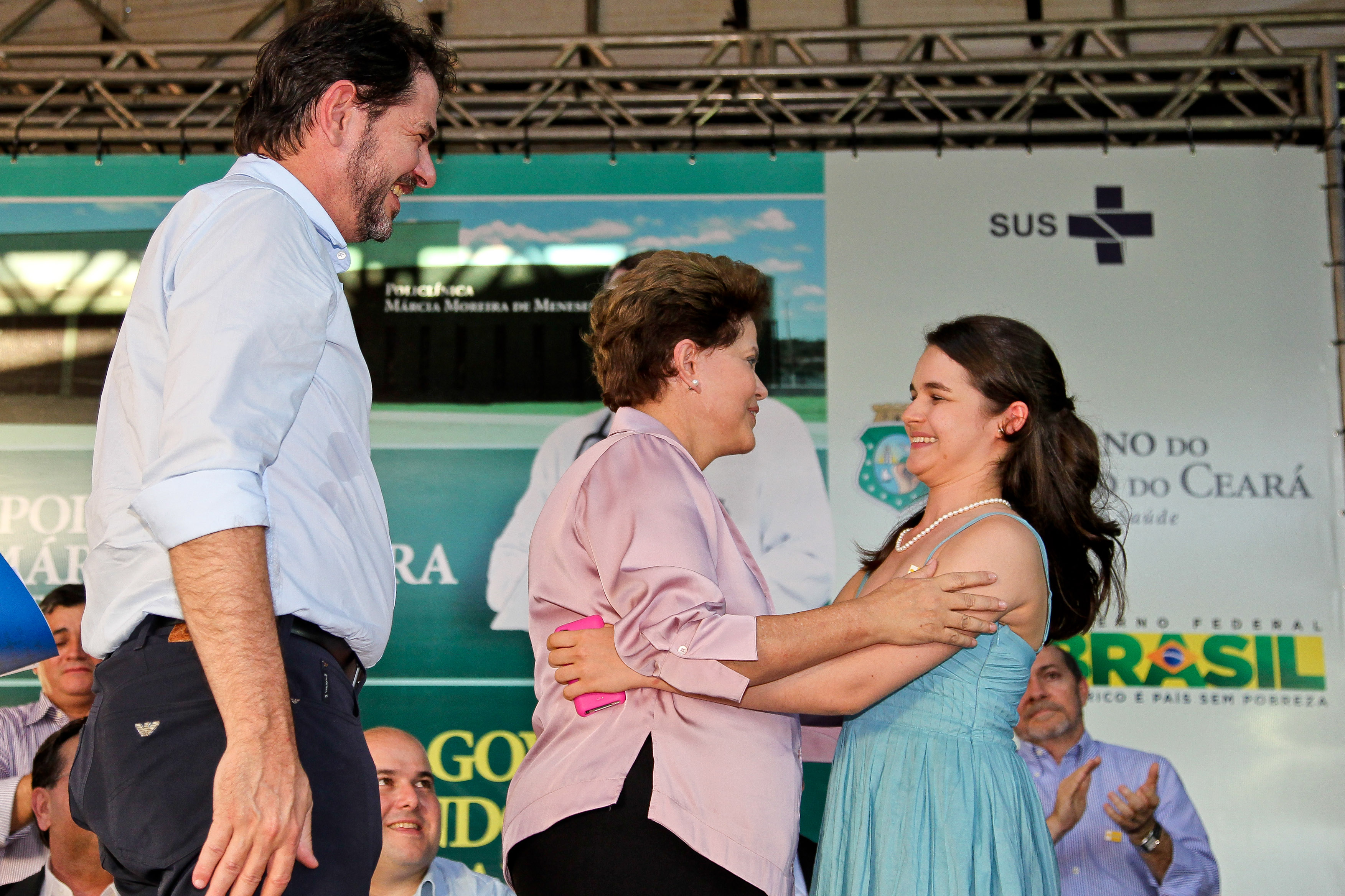  Presidenta Dilma Rousseff cumprimenta a jovem Isabelle Meneses durante cerimônia de inauguração da Policlínica Regional de Pacajus. Pacajus-CE, 11/08/2011 