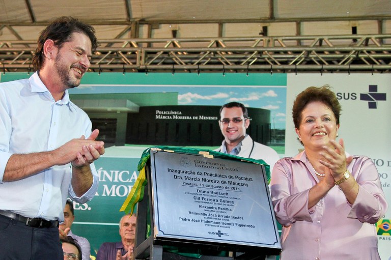 Presidenta Dilma Rousseff, acompanhada do governador do Ceará, Cid Gomes, descerra placa de inauguração da Policlínica Regional de Pacajus. Pacajus-CE, 11/08/2011 