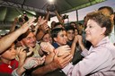 Dilma Rousseff cumprimenta o público