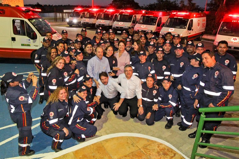 Presidenta Dilma Rousseff posa para foto com a equipe de atendimento do Samu de Pacajus, após cerimônia de inauguração da Policlínica Regional. Pacajus-CE, 11/08/2011 