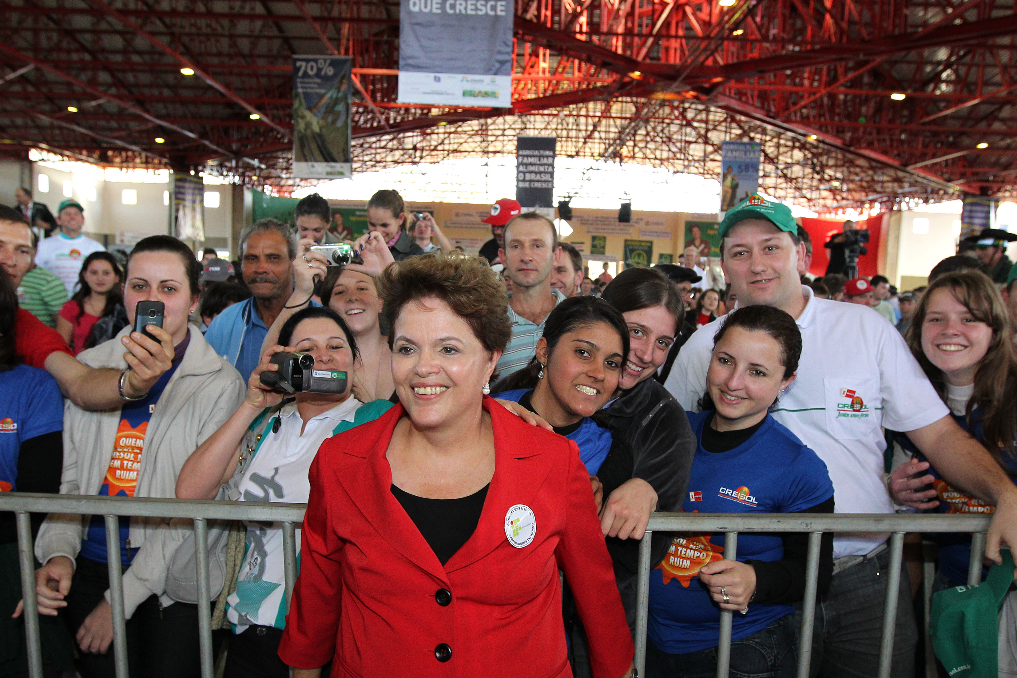Presidenta Dilma Rousseff posa para foto com o público presente ao lançamento do Plano Safra da Agricultura Familiar 2011-2012. Francisco Beltrão-PR, 12/07/2011  