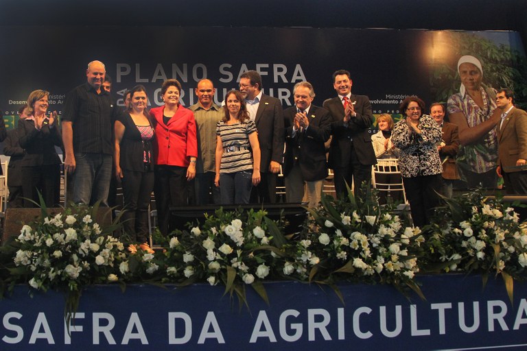 Presidenta Dilma Rousseff posa para foto com agricultores durante cerimônia de lançamento do Plano Safra da Agricultura Familiar 2011-2012. Francisco Beltrão-PR, 12/07/2011  