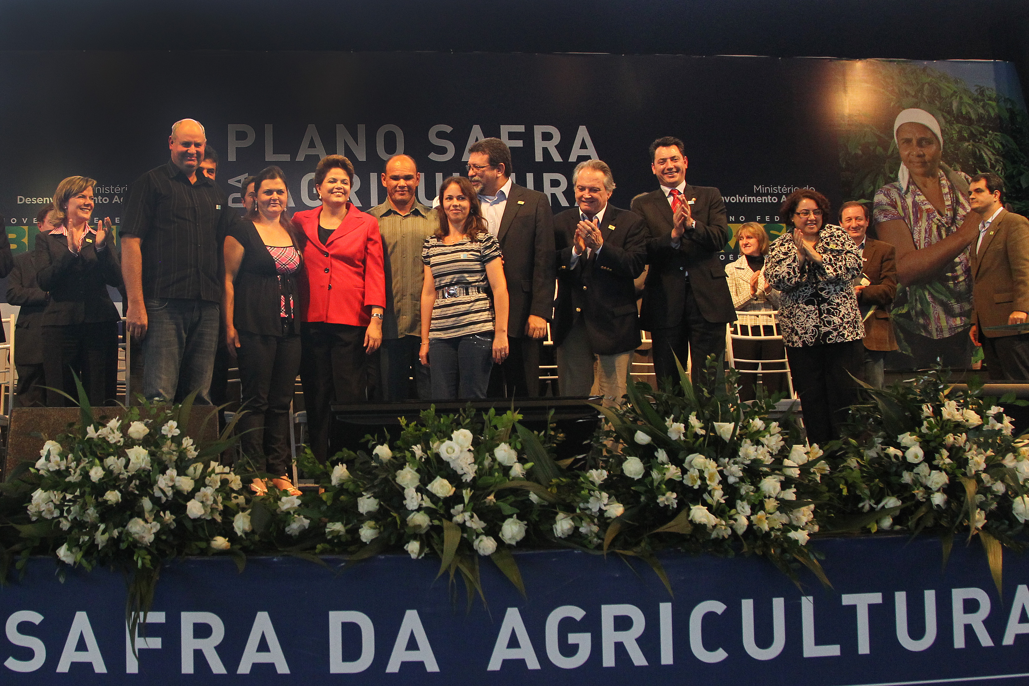 Presidenta Dilma Rousseff posa para foto com agricultores durante cerimônia de lançamento do Plano Safra da Agricultura Familiar 2011-2012. Francisco Beltrão-PR, 12/07/2011  