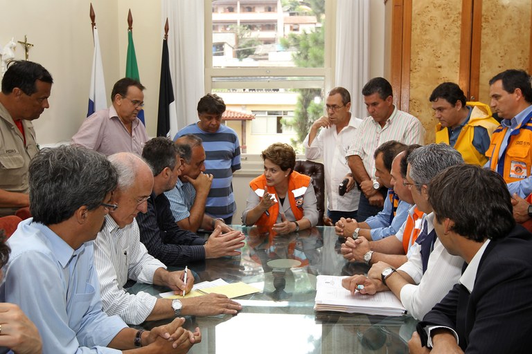 Presidenta Dilma Rousseff durante reunião para tratar de medidas de apoio às regiões afetadas pelas chuvas no estado do Rio de Janeiro. Nova Friburgo-RJ, 13/01/2011 