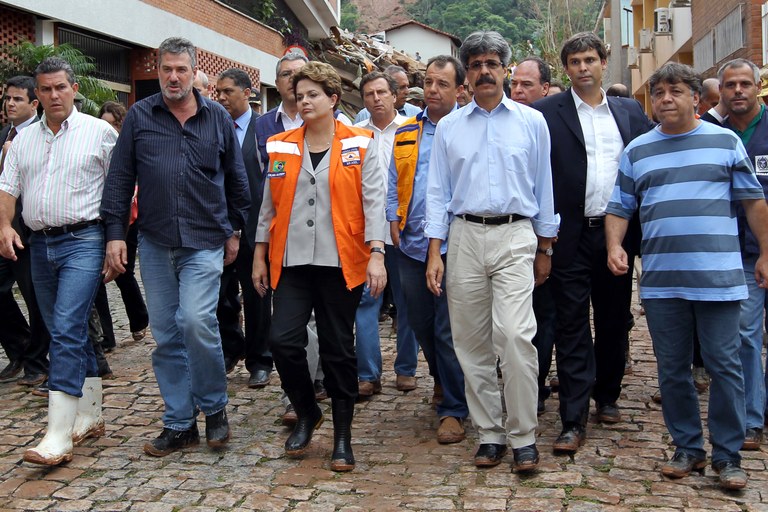 Presidenta Dilma Rousseff durante visita às áreas atingidas pelas chuvas no estado do Rio de Janeiro. Nova Friburgo-RJ, 13/01/2011 