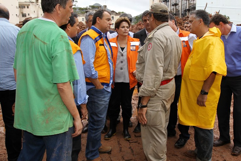Presidenta Dilma Rousseff e o governador do Rio de Janeiro, Sérgio Cabral, visitam áreas atingidas pelas chuvas. Nova Friburgo-RJ, 13/01/2011 