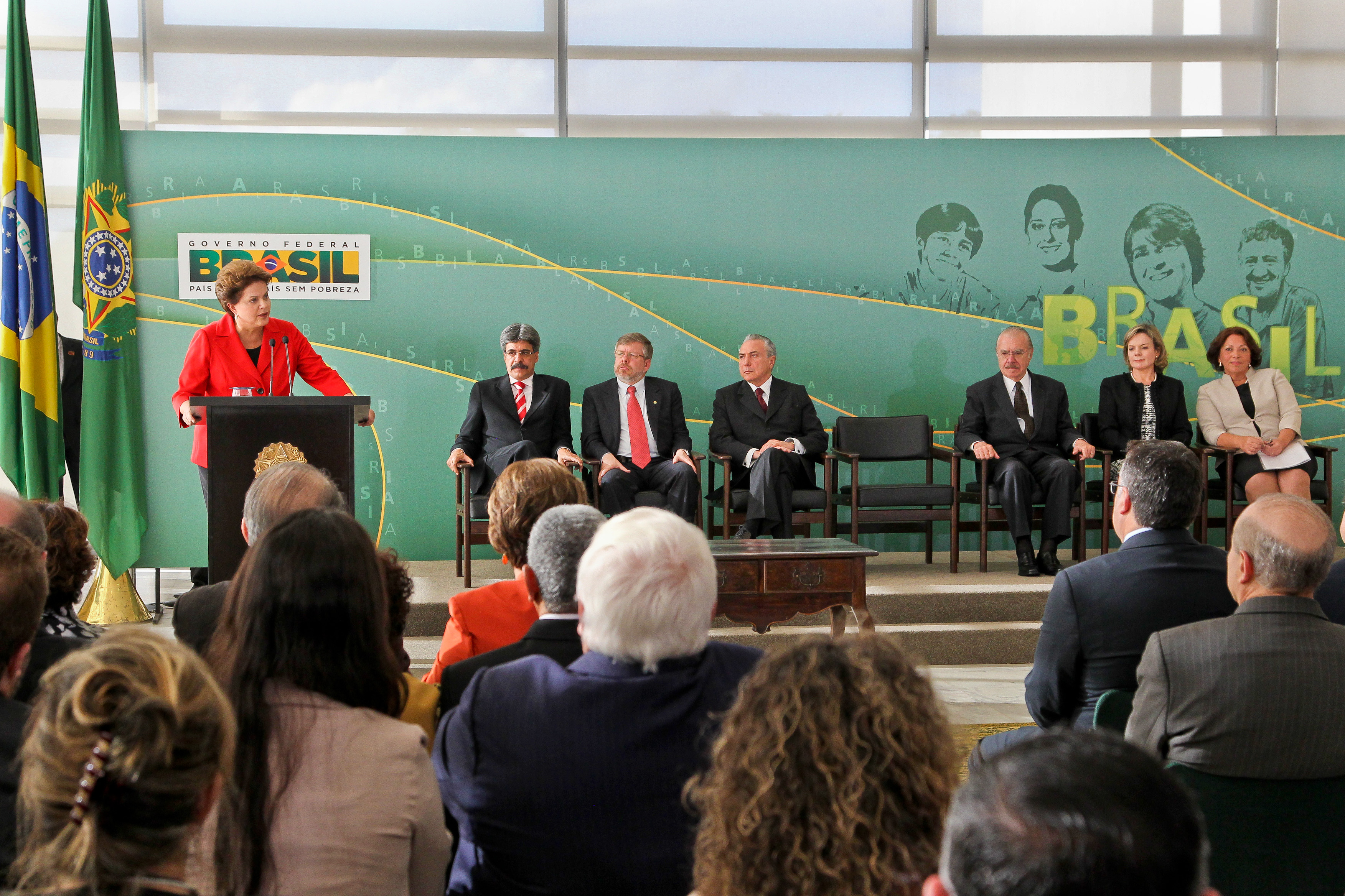  Presidenta Dilma Rousseff discursa durante cerimônia de posse da ministra-chefe da Secretaria de Relações Institucionais da Presidência da República, Ideli Salvatti, e do ministro da Pesca e Aquicultura, Luiz Sérgio Oliveira. Brasília-DF, 13/06/2011  