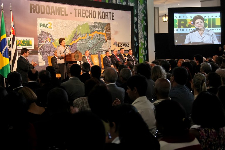 Presidenta Dilma Rousseff participa da Cerimônia de assinatura do termo aditivo ao convênio de apoio financeiro nº 04/99 para construção do Rodoanel de São Paulo – Trecho Norte, no Palácio dos Bandeirantes. São Paulo - SP, 13/09/2011 Presidenta Dilma Rousseff participa da Cerimônia de assinatura do termo aditivo ao convênio de apoio financeiro nº 04/99 para construção do Rodoanel de São Paulo – Trecho Norte, no Palácio dos Bandeirantes. São Paulo - SP, 13/09/2011