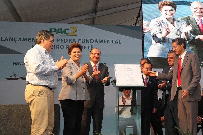 Presidenta Dilma Rousseff, participa da cerimônia de lançamento da pedra fundamental da construção do estaleiro Rio Tietê. Araçatuba-SP, 13/09/2011