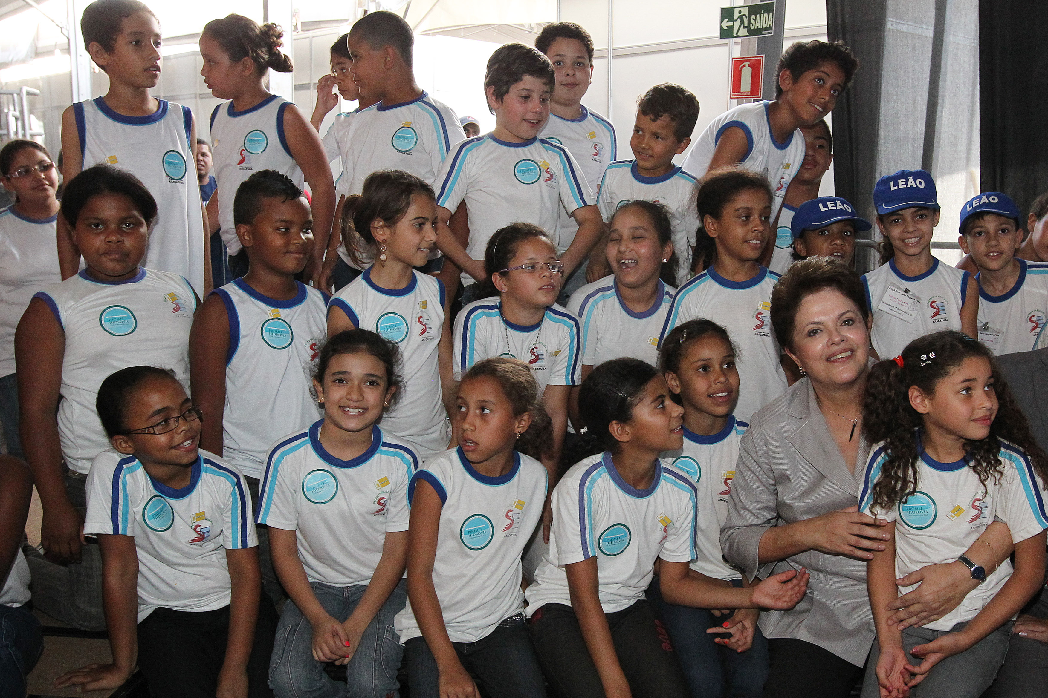 Presidenta Dilma Rousseff posa para fotos com alunos da escola municipal de ensino básico " Professor José Machado Neto". Araçatuba-SP, 13/09/2011